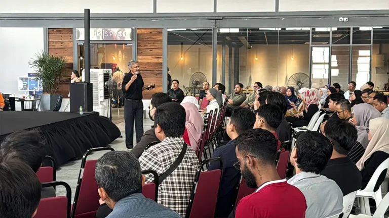 Speaker Mohamed Harun bin Haji Abdul Jabbar presenting to audience at Puncak Ai Training event.